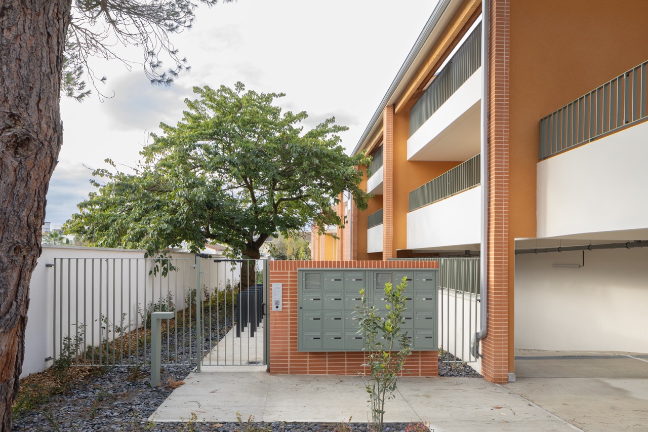 A picture of a beautiful architectural building that is equipped with hapiix Open&Call solution