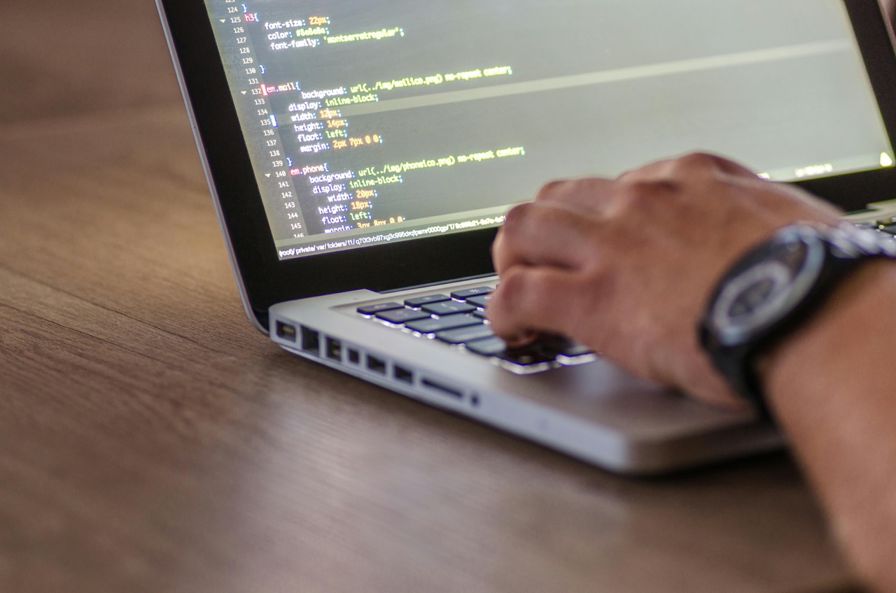 Picture of a developer coding on its laptop